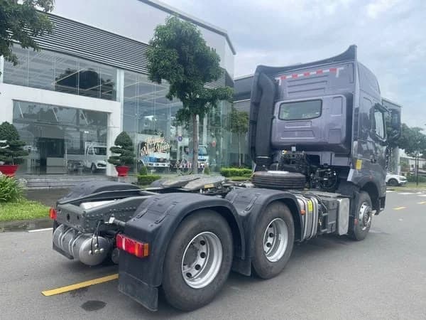 Đầu kéo Đông Dương T7H 6x4 440HP (Cầu láp) 4