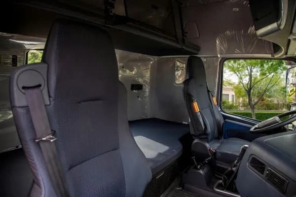 Đầu kéo Đông Dương T7H 6x4 440HP (Cầu láp) 9