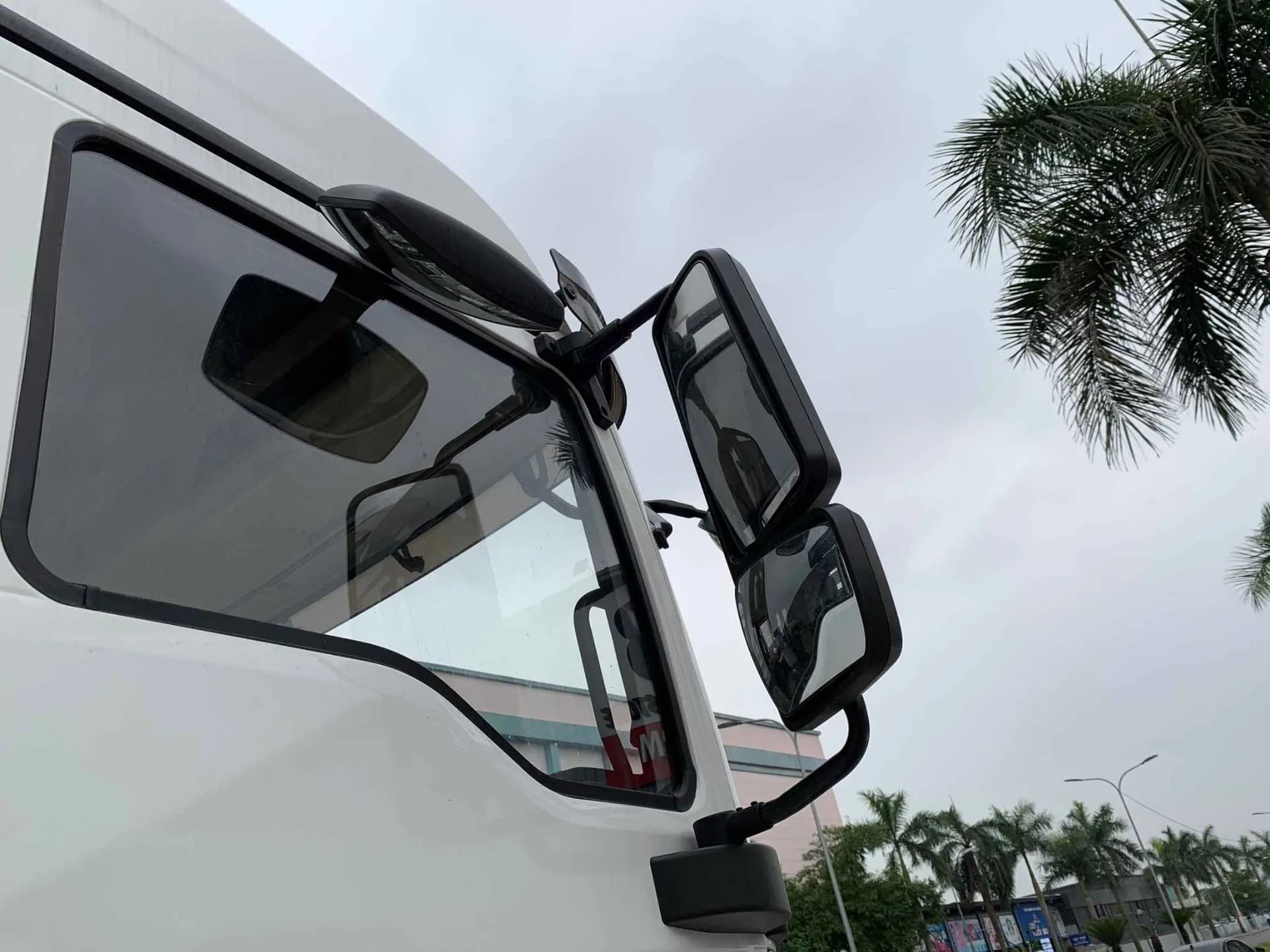 Đầu kéo Shacman H3000S 6x4 460HP 4