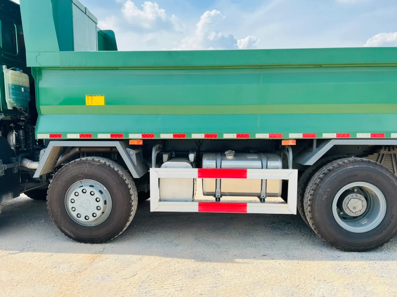 Xe ben Đông Dương 8x4 380HP (Thùng Vuông) 3