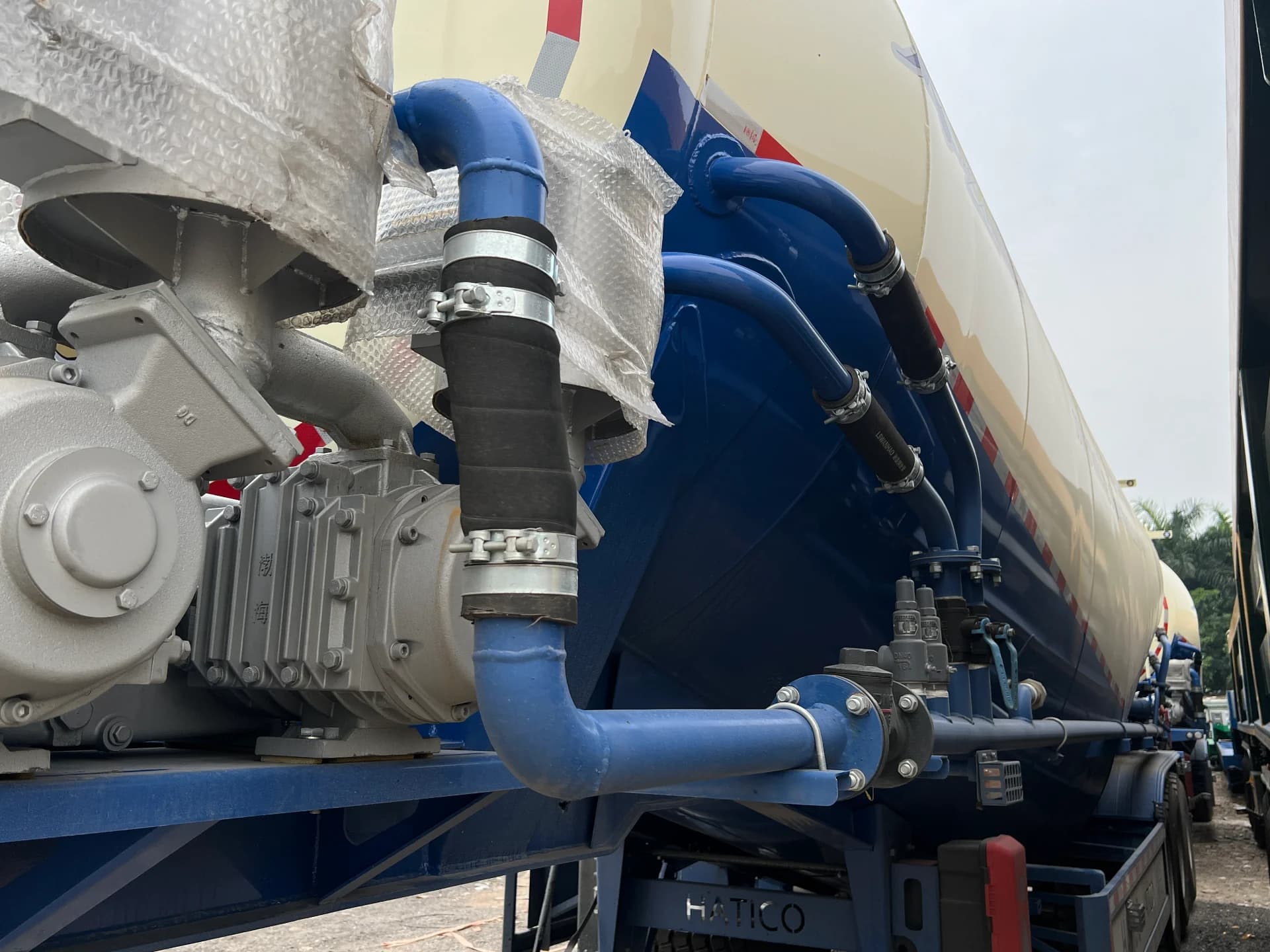 Téc chở bụi thép từ lò luyện thép 4