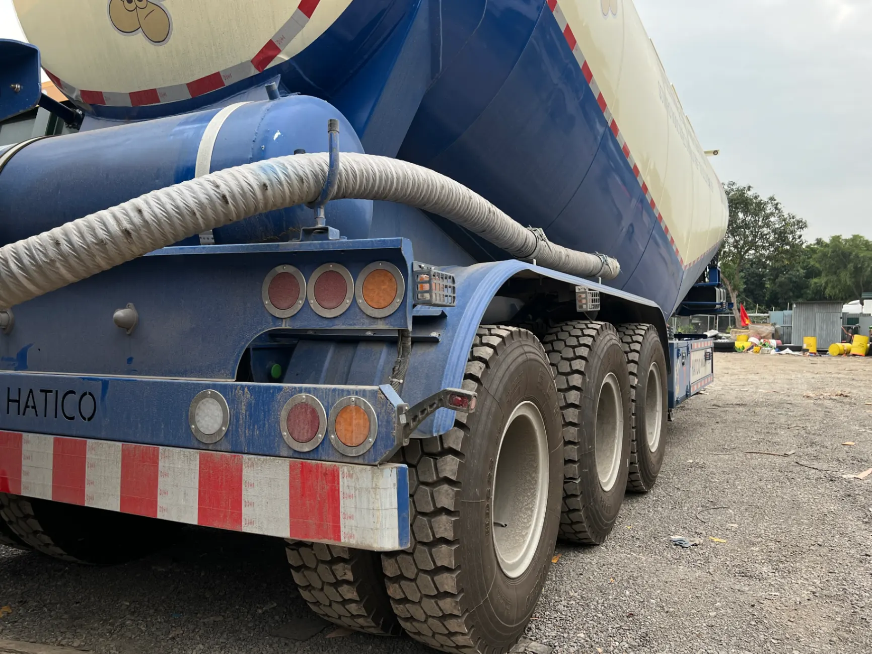 Téc chở bụi thép từ lò luyện thép 7